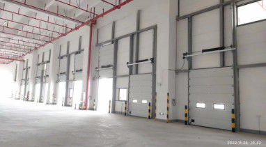 Купить Изолированные промышленные секционные двери RAL9006 / RAL9002 цвет для склада online manufacture