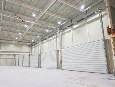 Купить Склад Промышленные секционные двери Автоматические коммерческие стальные секционные двери online manufacture