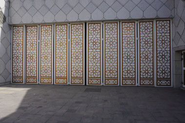 Купить 57 мм толщины промышленных складных дверей низкого содержания настраиваемый шаблон online manufacture