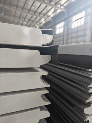 Секционные гаражные двери с уплотнительными лентами EPDM со всех сторон для хорошей уплотнения